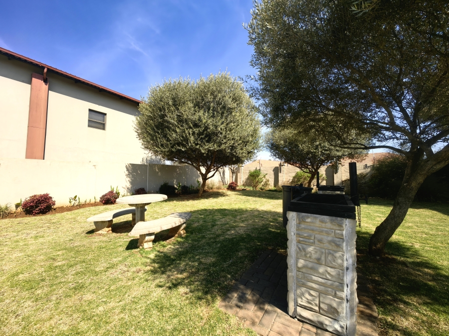 2 Bedroom Property for Sale in Hartbeespoort Rural North West